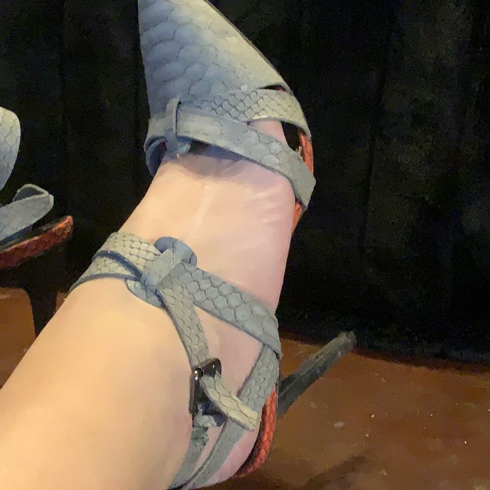 Paper fox lizard or alligator looking leather strap he high heel sandals size 9